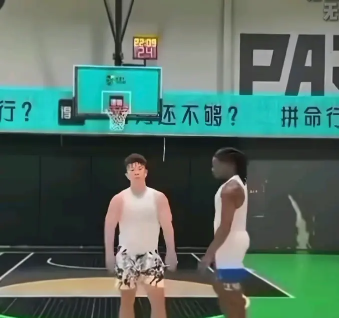 《牛教练的裤子》HD高清播放-篮球1V1单挑爆笑名场面《牛教练的裤子》黑哥偷袭不讲武德-免费观看不收一分钱