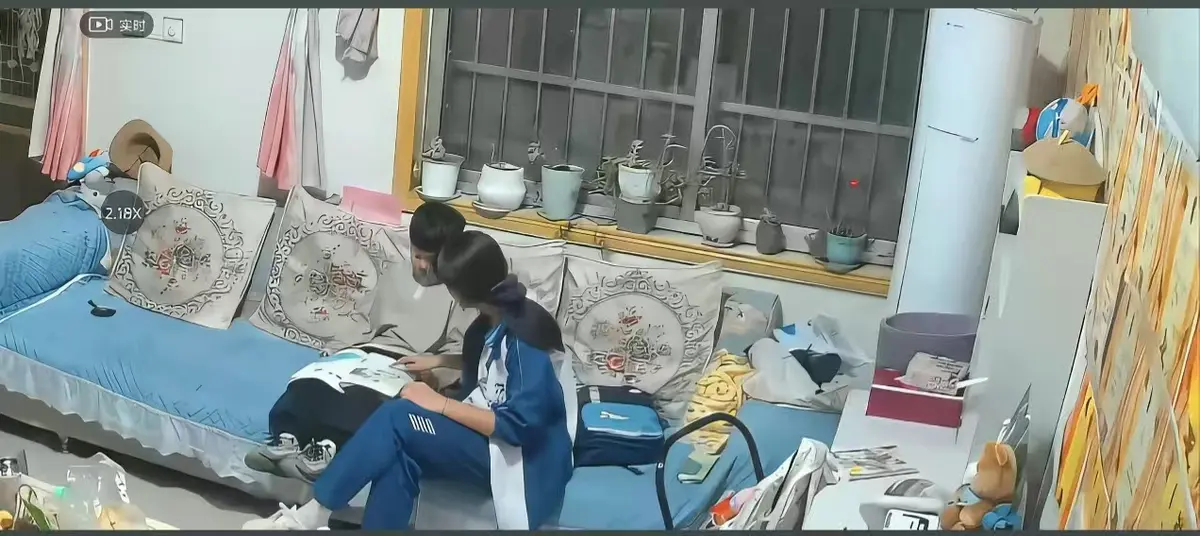 《来自姐姐的爱》无删减完整版在线播放-来自姐姐的爱全集高清正片免费观看-姐姐对弟弟日常引导暖心互动-监控下辅导作业名场面真实瞬间