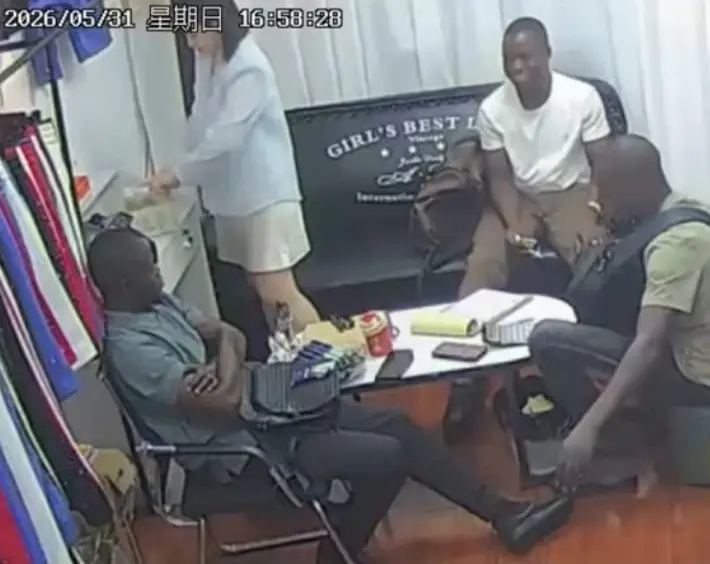 《三个黑人买衣服》监控视频完整版无删减 - 美女老板娘单挑三人高清播放 - 服装店黑料2026在线观看